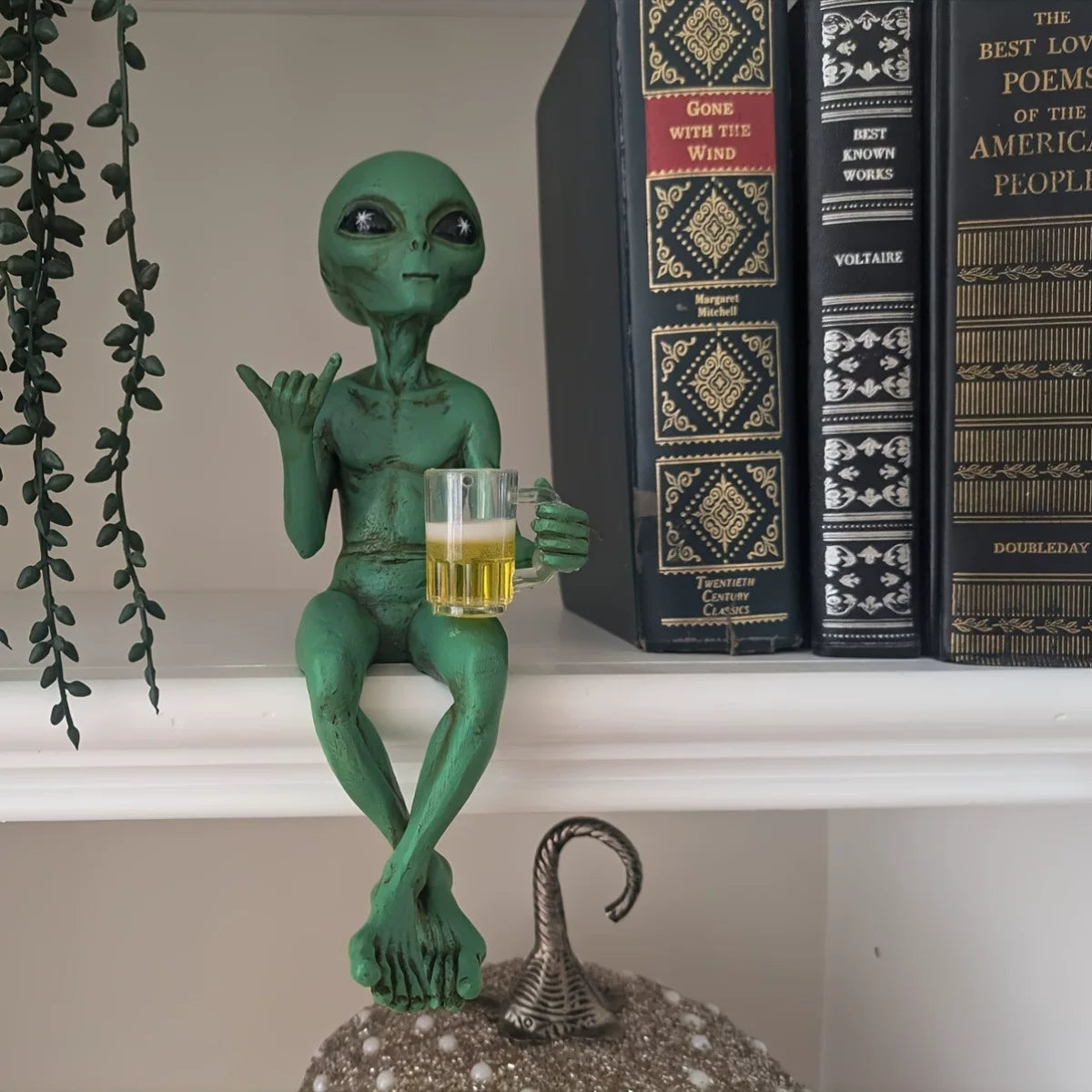 Creative Alien Resin Ornament – Decorative Desktop Figurine for Home and Bar