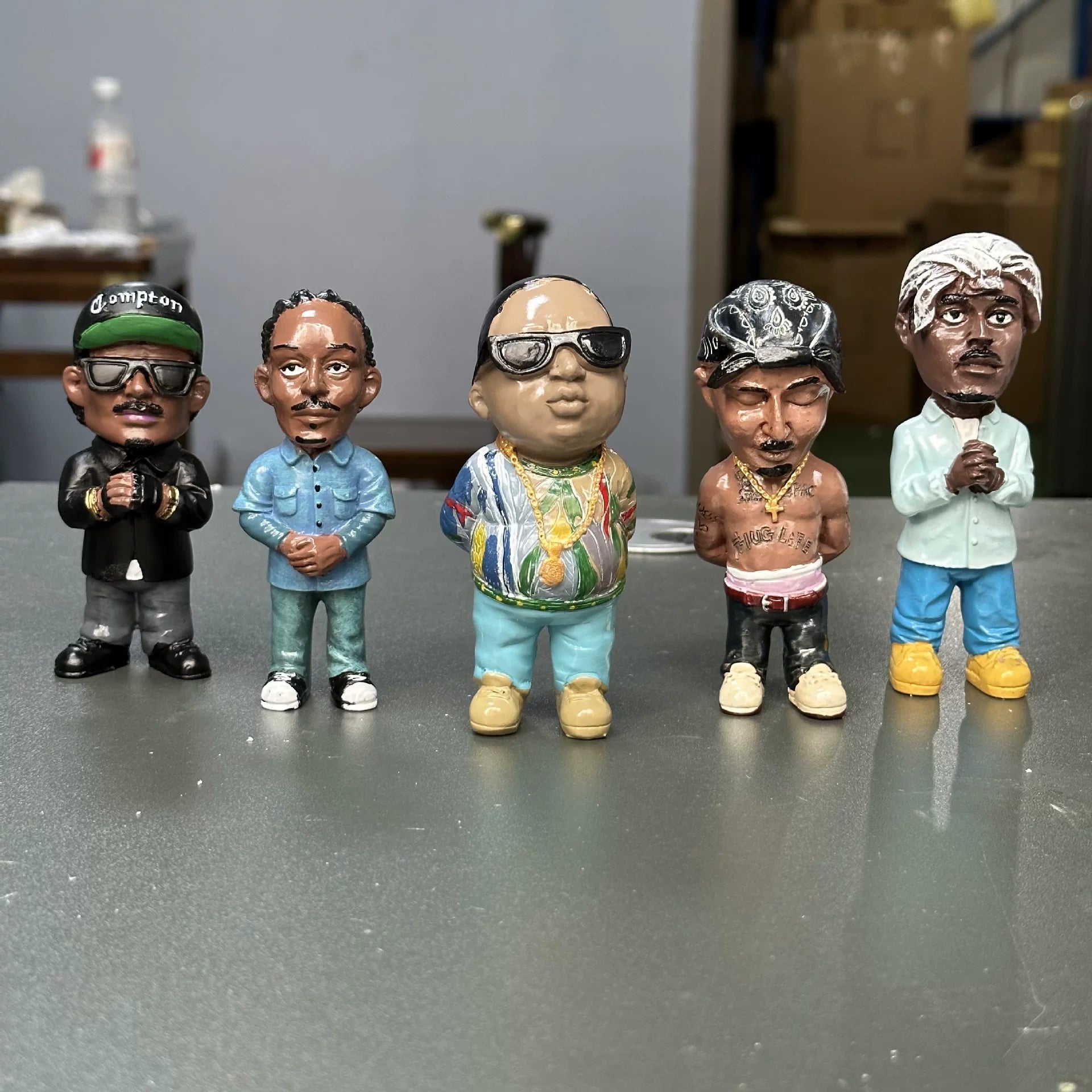 Creative Black Resin Figurine – Decorative Desktop Ornament Character Model