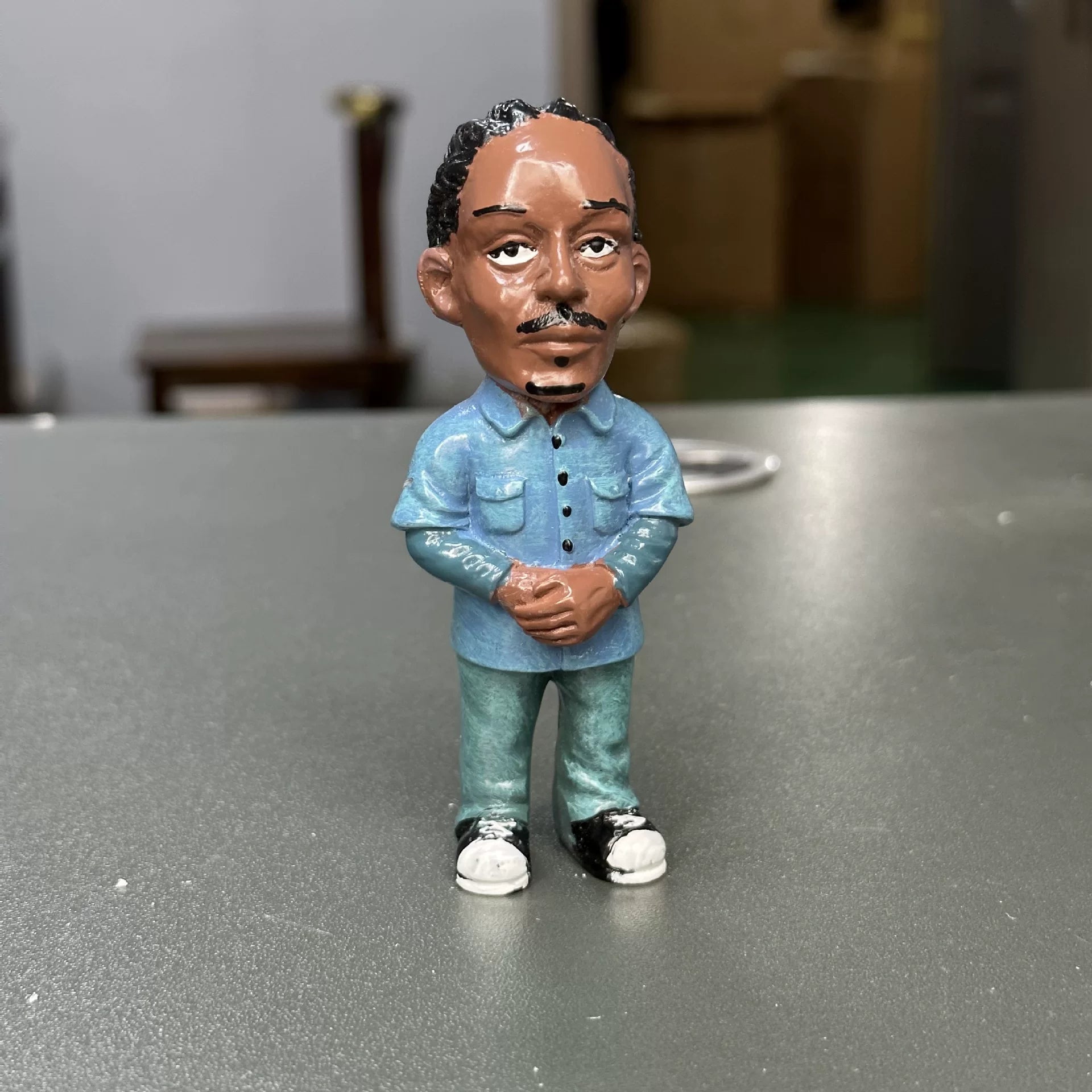 Creative Black Resin Figurine – Decorative Desktop Ornament Character Model