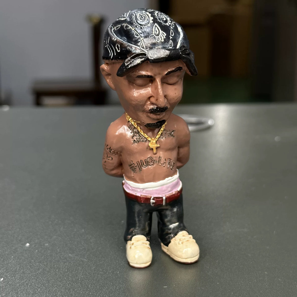 Creative Black Resin Figurine – Decorative Desktop Ornament Character Model